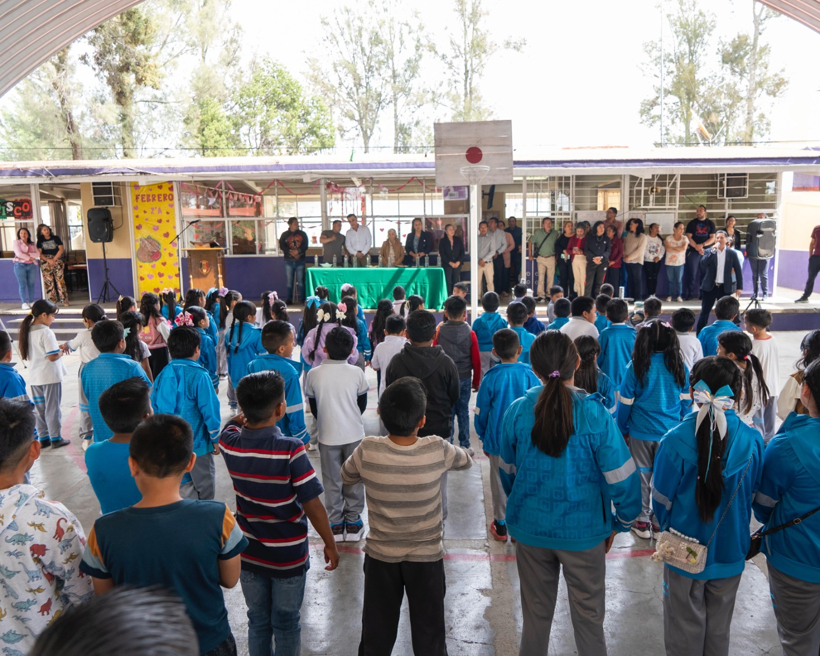 Beneficia presidente Alfonso Sánchez a escuelas de Atlahapa con entrega de suministros eléctricos